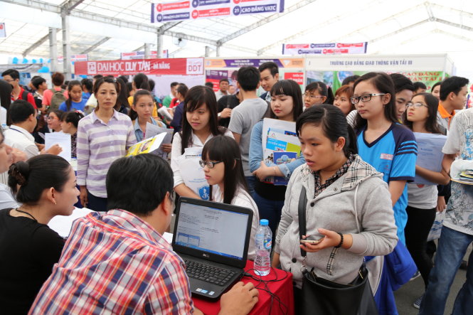 Đông đảo phụ huynh và học sinh tham dự Ngày hội tư vấn xét tuyển ĐH, CĐ năm 2015 do báo Tuổi Trẻ tổ chức tại TP.HCM- Ảnh: NHƯ HÙNG