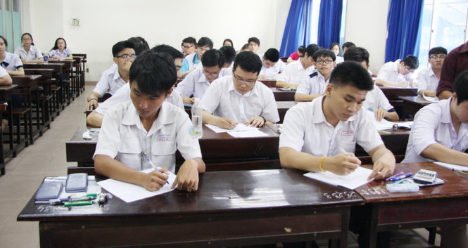 Thí sinh dự thi THPT quốc gia 2015 tại Trường ĐH Sư phạm TP.HCM - Ảnh: TRẦN HUỲNH