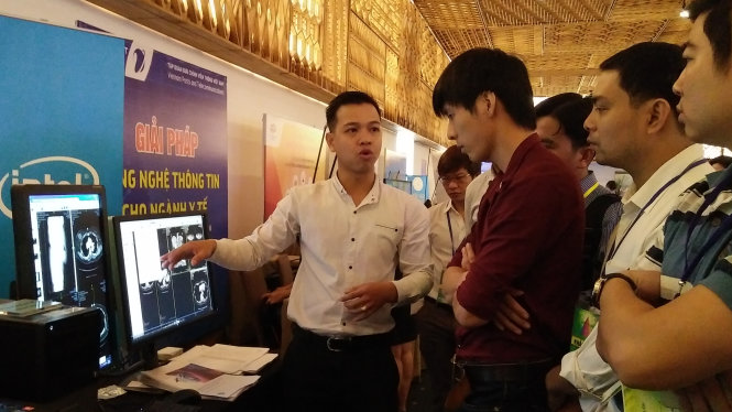 Bên lề hội thảo là triển lãm công nghệ và giải pháp CNTT chăm sóc sức khoẻ - Ảnh: HỒNG NHUNG