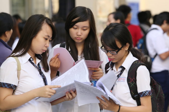 Thí sinh tranh thủ ôn bài trước khi vào phòng thi môn văn tại điểm thi Trường THPT Gia Định thuộc cụm thi của ĐHQG TP.HCM, kỳ thi THPT quốc gia năm 2015 - Ảnh: NHƯ HÙNG