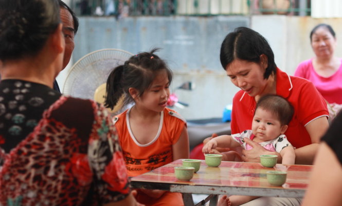 Hai đứa con gái nhỏ tuổi của trung úy Nguyễn Bá Thế và chị Tuyết hồn nhiên vui đùa - Ảnh: Tiến Thắng