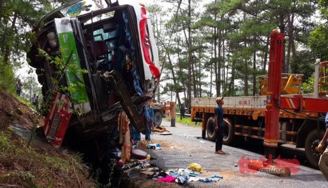 Xe Lê Mỹ bị lật ngang trong vụ tai nạn trên đèo Prenn ngày 19-6 làm 7 người chết - Ảnh: LÂM THIÊN