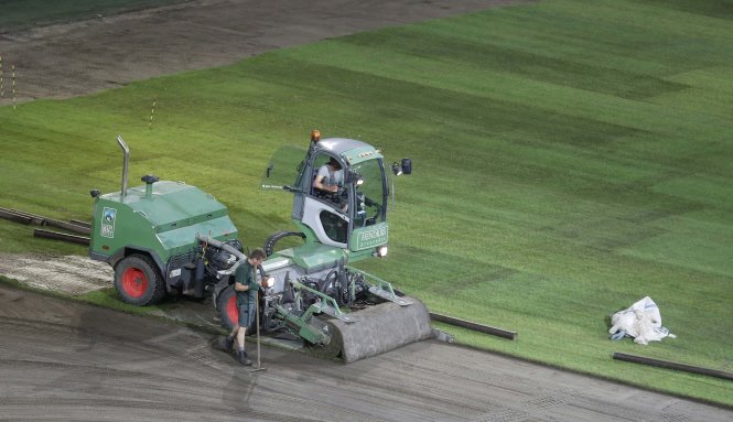 Mặt cỏ sân Pierre-Mauroy nơi tổ chức trận Đức - Slovakia được thay mới - Ảnh: Reuters