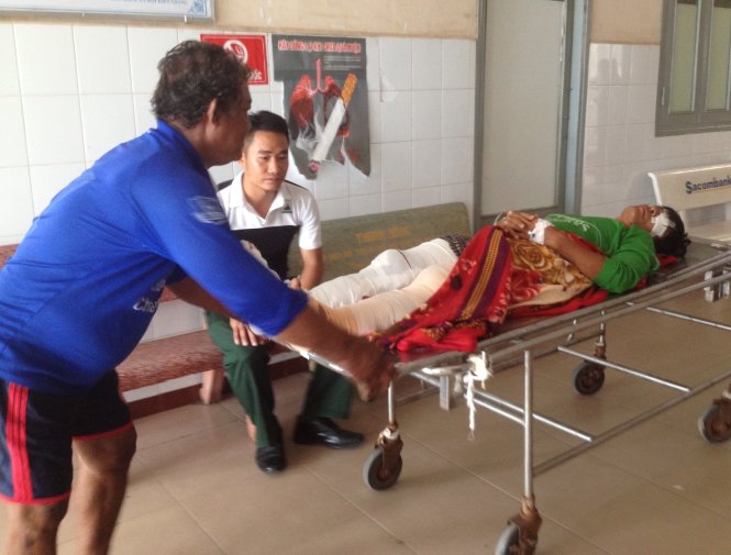 Các nạn nhân đang được đưa lên khoa ngoại bệnh viện Phú Quốc điều trị - Ảnh: H.TRUNG