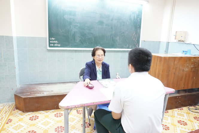 Cô giáo dò bài đối với từng học sinh (ảnh chụp ngày 24-6 tại Trường THCS - THPT Thái Bình) - Ảnh: Nguyễn Nguyễn
