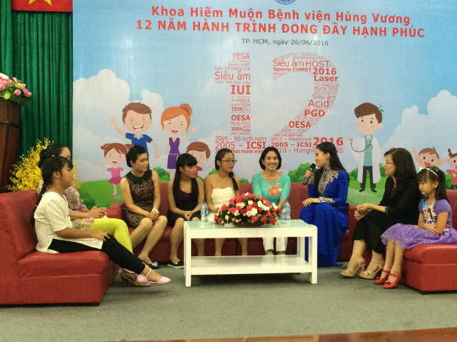 Gia đình các chị Thu Trinh, Bích Thảo, Kim Hoàng cùng các con tại buổi giao lưu với bác sĩ Ngọc Sương sáng 26-6 - Ảnh: L.TH.H.