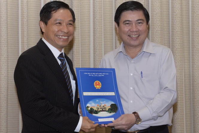 Chủ tịch UBND TP.HCM Nguyễn Thành Phong trao quyết định Trưởng Ban Quản lý đường sắt đô thi TP.HCM cho ông Lê Nguyễn Minh Quang sáng 27-6-2016 - Ảnh: TỰ TRUNG