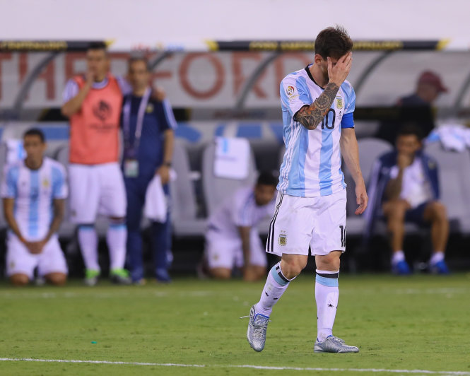 Messi như sụp đổ sau thất bại cay đắng trước Chile - Ảnh: AFP
