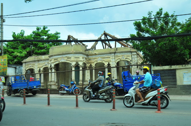 Mặt tiền ngôi biệt thự 237 Nơ Trang Long sáng 26-6 sau ba ngày tháo dỡ - Ảnh: Hữu Thuận