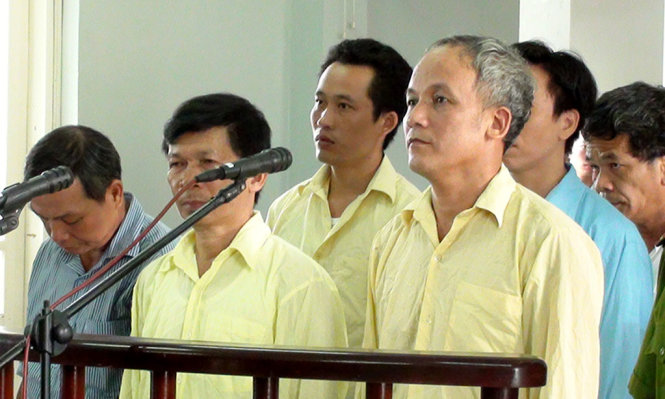Các bị cáo tại phiên tòa - Ảnh: HỮU KHÁ