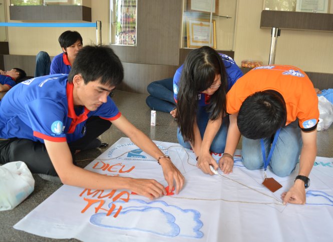 Các chiến sĩ Tiếp sức mùa thi tranh thủ giờ nghỉ trưa để làm bảng “Điều ước thí sinh” - Ảnh: Thanh Thảo