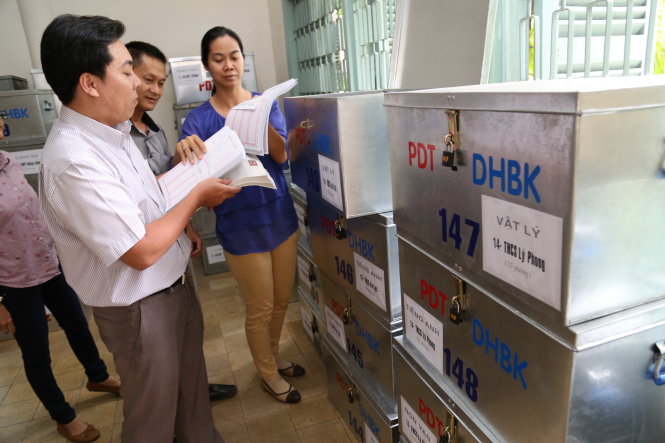 Sáng 28-6, cán bộ phòng đào tạo Trường ĐH Bách khoa (ĐHQG TP.HCM) chuẩn bị giấy nháp, giấy làm bài thi để chuyển đến các điểm thi, phục vụ kỳ thi THPT quốc gia năm 2016 - Ảnh: Như Hùng