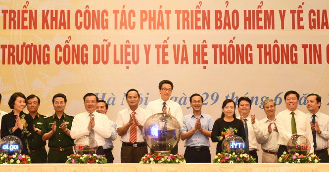 Phó thủ tướng Vũ Đức Đam cùng các đại biểu ấn nút khai trương Cổng dữ liệu y tế và Hệ thống thông tin giám định BHYT - Ảnh: Đ.N