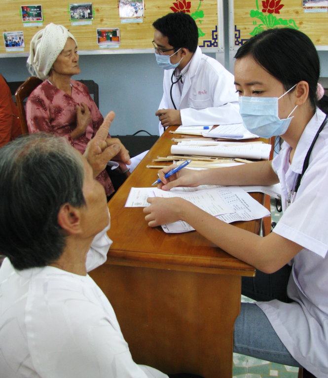 Tình nguyện vì cộng đồng vốn là phẩm chất cao đẹp được nhiều bạn trẻ hôm nay chọn lựa, dấn thân. Trong ảnh: các y bác sĩ trẻ TP.HCM tận dụng ngày nghỉ cuối tuần để khám chữa bệnh cho bà con ở các vùng quê nghèo - Ảnh: Q.L.