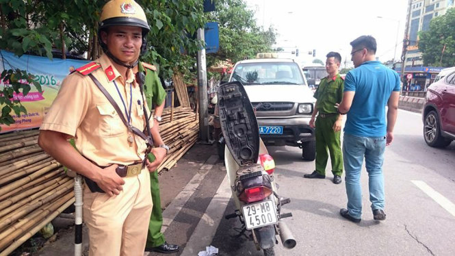 Chủ xe vi phạm mở cốp xe bật nắp bình xăng doạ đốt - Ảnh: H. DƯƠNG