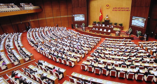 Ngày 27-11-2015, các đại biểu Quốc hội đã biểu quyết thông qua dự thảo Bộ luật Hình sự (sửa đổi). Bộ luật gồm 3 phần, 26 chương và 426 điều, có hiệu lực thi hành từ ngày 1-7-2016 - Ảnh: V.D.