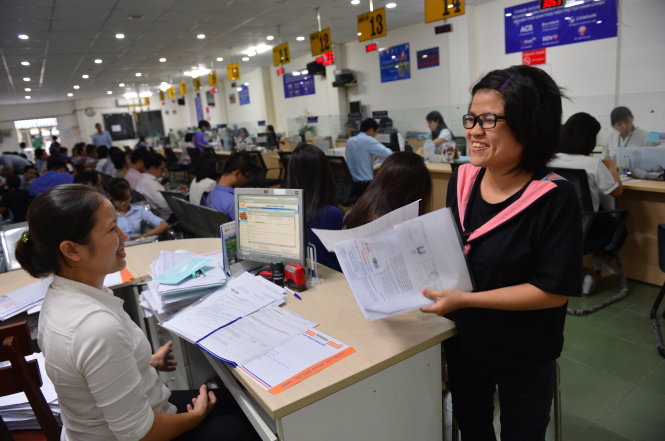 Thời gian qua, Sở Kế hoạch - đầu tư TP.HCM có nhiều thay đổi để rút ngắn thủ tục đăng ký kinh doanh. Trong ảnh: đại diện doanh nghiệp làm thủ tục trả hồ sơ qua bưu điện, tại sở này vào chiều 27-6 - Ảnh: QUANG ĐỊNH