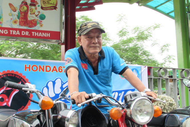 Tuổi đã ngoài 70 nhưng ông Dương Kiến Hoa vẫn xung phong làm “xe ôm” miễn phí tiếp sức mùa thi cho các sĩ tử - Ảnh: H.T.