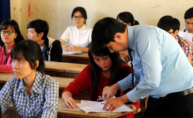 Thí sinh làm thủ tục dự thi ở Đồng Nai - Ảnh: A LỘC