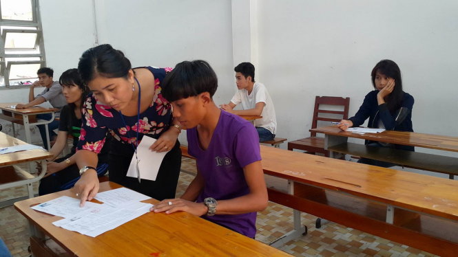 Thí sinh làm thủ tục dự thi sáng 30-6 - Ảnh: THÚY HẰNG
