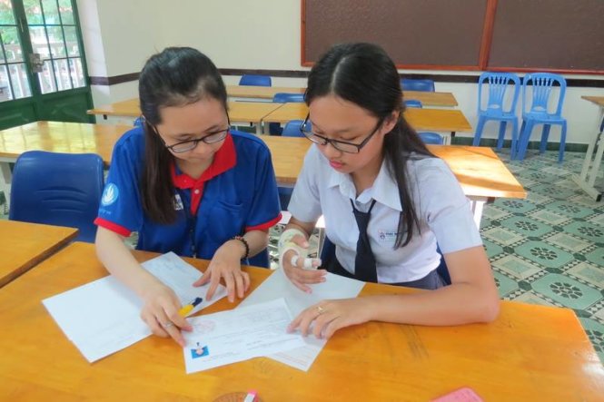 Thí sinh Thanh Vy được hỗ trợ viết bài giúp. - Ảnh: Thanh Minh