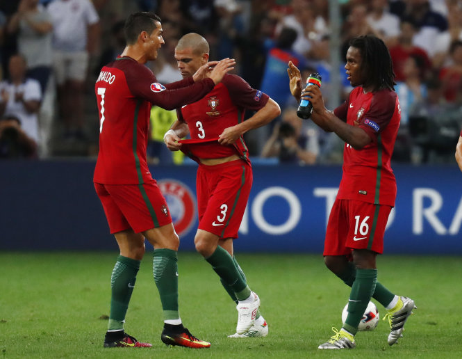 Ronaldo (7) có trận đấu nhạt nhòa trong khi đàn em Sanchez tỏa sáng rực rỡ. Ảnh: Reuters