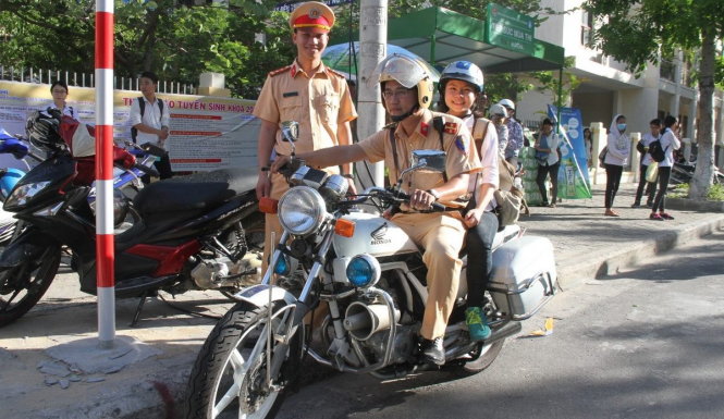 Thí sinh Nguyễn Ngô Quỳnh Anh (trú Sơn Trà, Đà Nẵng) được các đoàn viên của chi đoàn PC67 chở về nhà - Ảnh: ĐOÀN CƯỜNG