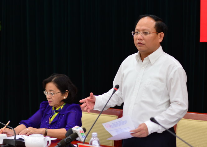 Ông Tất Thành Cang - phó bí thư thường trực Thành ủy TP.HCM - trả lời tại họp báo chiều 30-6 - Ảnh: QUANG ĐỊNH