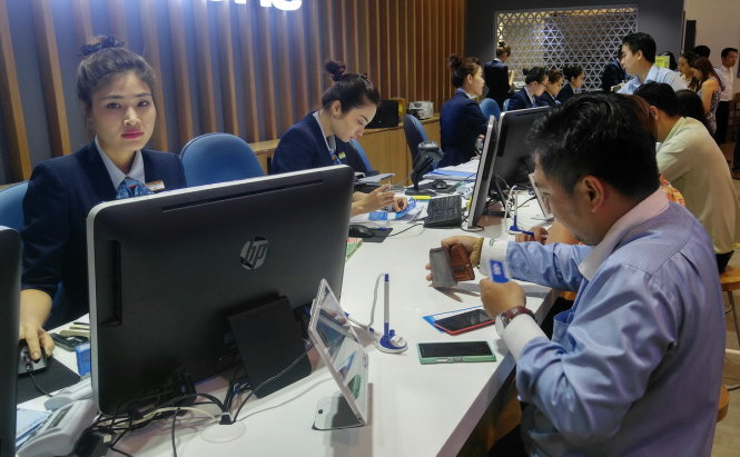 Khách hàng đăng ký mạng 4G tại Trung tâm dịch vụ MobiFone (TP.HCM) ngày 1-7-2016 - Ảnh: T.Trực