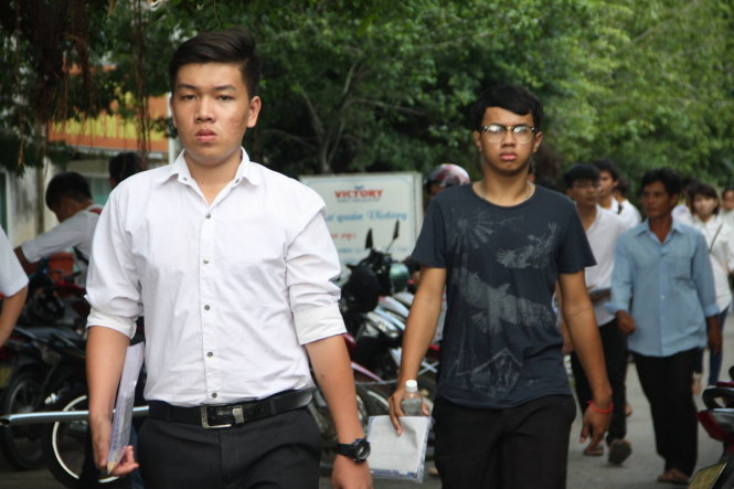 Những thí sinh đầu tiên bước ra khỏi phòng thi nhưng gương mặt khá căng thẳng - Ảnh: THÚY HẰNG