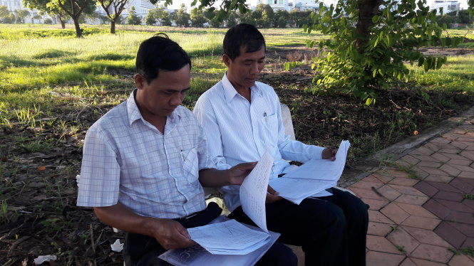 Ông Hoài (phải) và ông Mềm đang trao đổi bài trước khi thi - Ảnh: Bửu Đấu