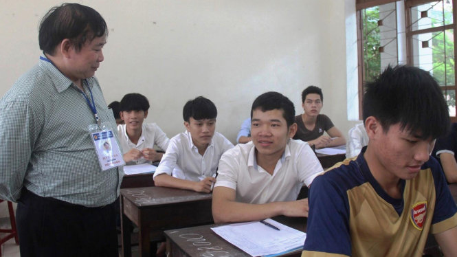 Trực tiếp vào các phòng thi, Thứ trưởng Bùi Văn Ga đã động viên, hỏi thăm tình hình thi cử của thí sinh, trao đổi với cán bộ coi thi về tình hình thực hiện nhiệm vụ, điều kiện ăn ở trong suốt thời gian coi thi, bày tỏ sự yên tâm trước sự chuẩn bị, tổ chức chu đáo kỳ thi tại tỉnh Quảng Nam - Ảnh: LÊ TRUNG