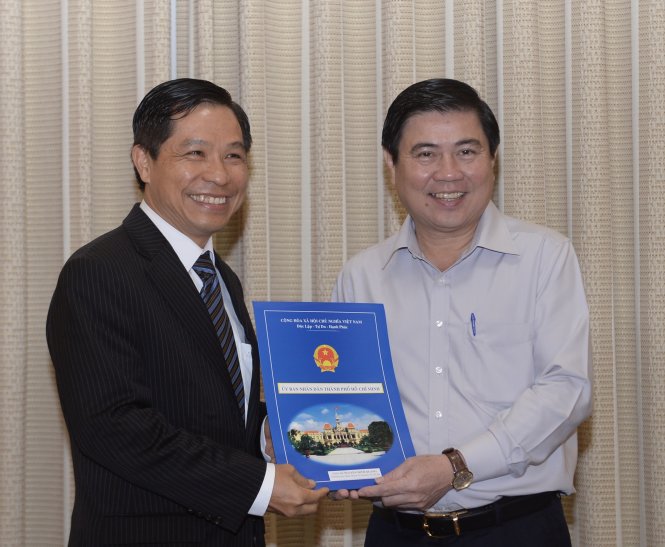 Ông Lê Nguyễn Minh Quang (trái) nhận quyết định bổ nhiệm của Chủ tịch UBND TP.HCM Nguyễn Thành Phong làm trưởng Ban quản lý đường sắt đô thị TP.HCM - Ảnh: TỰ TRUNG