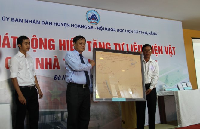 Tấm bản đồ thể hiện chủ quyền của VN đối với quần đảo Hoàng Sa do người dân trao tặng - Ảnh: TRƯỜNG TRUNG