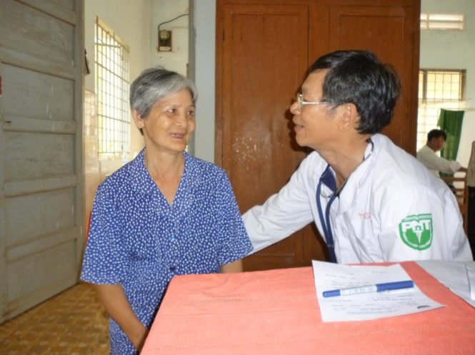 BS Minh vui vẻ khám bệnh thiện nguyện cho một người già - Ảnh: TH.AN