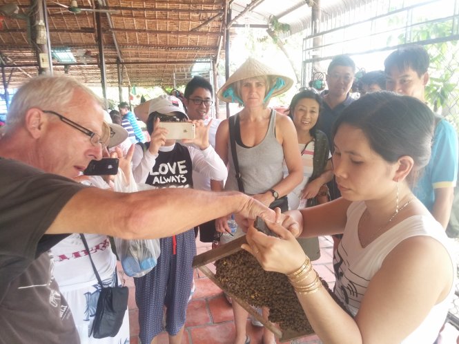 Du khách có xu hướng kết hợp nhiều điểm đến trong một hành trình. Trong ảnh: du khách quốc tế tại ĐBSCL - Ảnh: LÊ NAM