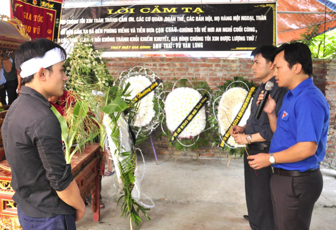 Đoàn đại biểu của TƯ Đoàn, TƯ Hội SVVN và Bộ Giáo dục Đào tạo viếng hương hồn sinh viên Vũ Thị Xoa ở Hải Dương - Ảnh: Kiều Hà