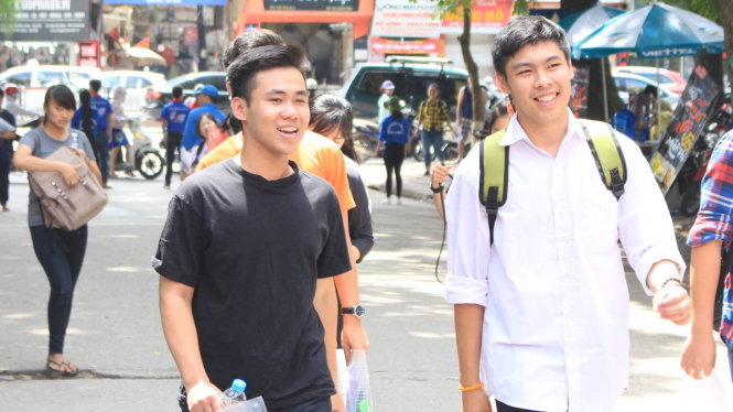 Các thí sinh đến điểm thi chuẩn bị thi môn Hóa học chiều 3-7 - Ảnh: CHÍ TUỆ
