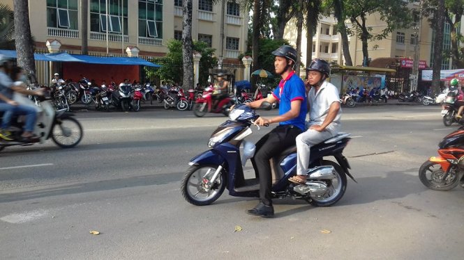 Sinh viên tiếp sức mùa thi chở phụ huynh đi mua atlat cho thí sinh - Ảnh: THANH THẢO