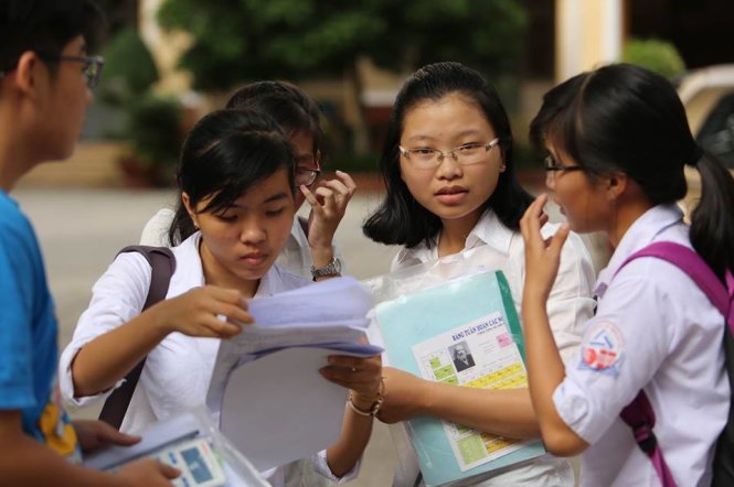 Thí sinh trao đổi về cách làm bài sau khi thi xong môn Hóa tại hội đồng thi trường ĐH Sài Gòn. - Ảnh: NHƯ HÙNG