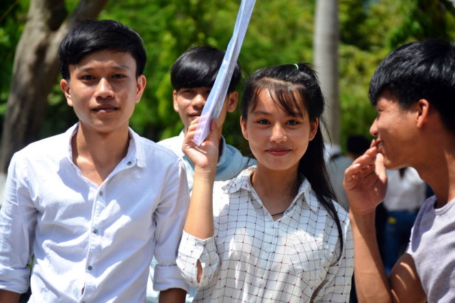 Thí sinh Quảng Nam vui vẻ sau giờ thi môn Sử - Ảnh: LÊ TRUNG