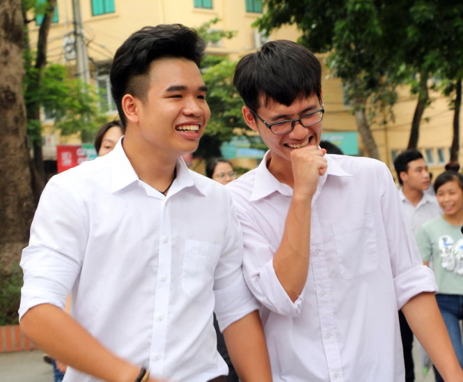 Thí sinh rạng rỡ bước ra khỏi phòng thi tại điểm thi Đại học Kinh tế Quốc dân. Đa số các em đánh giá đề khó hơn năm trước nhưng vẫn làm được bài - Ảnh: THU HẰNG