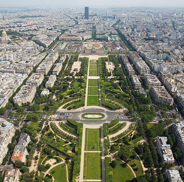 Champ-de-Mars nhìn từ tháp Eiffel - Ảnh: Wikipedia