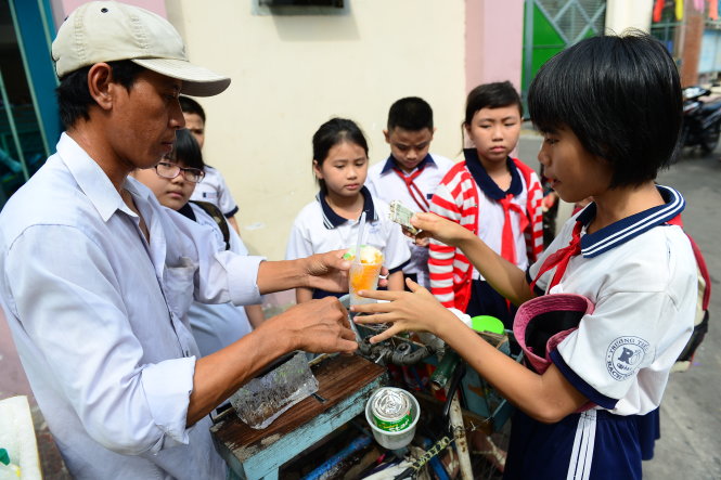 Cho trẻ dùng thẻ có cái lợi là không lo mất tiền như cầm tiền mặt - Ảnh minh họa: QUANG ĐỊNH