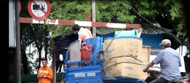 Dẫu có bảng cấm nhưng xe ba bánh vẫn qua cầu Phú Long cũ - Ảnh: U.T.