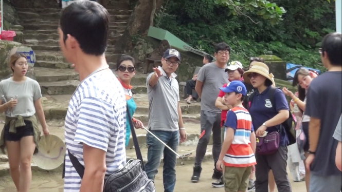 Người nước ngoài (đội mũ lưỡi trai) đang hướng dẫn cho du khách tại khu danh thắng Ngũ Hành Sơn (Đà Nẵng) - Ảnh: ĐOÀN CƯỜNG