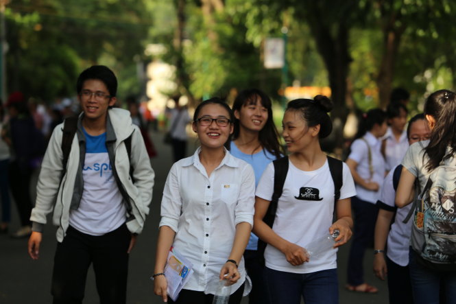 Các thí sinh tươi cười ra về sau khi thi xong môn sinh - môn thi cuối cùng trong kỳ thi THPT quốc gia 2016 - tại hội đồng thi Trường ĐH Bách khoa (ĐH Quốc gia TP.HCM) - Ảnh: NHƯ HÙNG