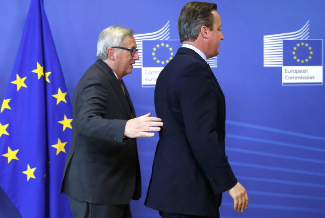 Lãnh đạo EU Jean-Claude Juncker (trái) ngậm ngùi tiễn Thủ tướng Cameron tại Brussels ngày 28-6 - Ảnh: Reuters