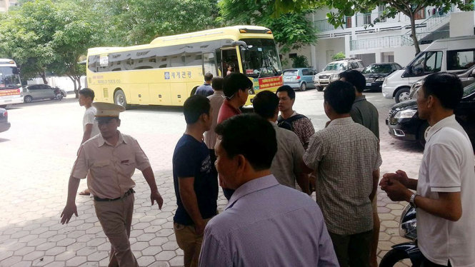 Hai chiếc xe của đoàn khách du lịch từ Thái Bình bị “giam” tại khách sạn Thái Bình Dương, TX Cửa Lò sáng 6-7 - Ảnh: TÚ HUYỀN