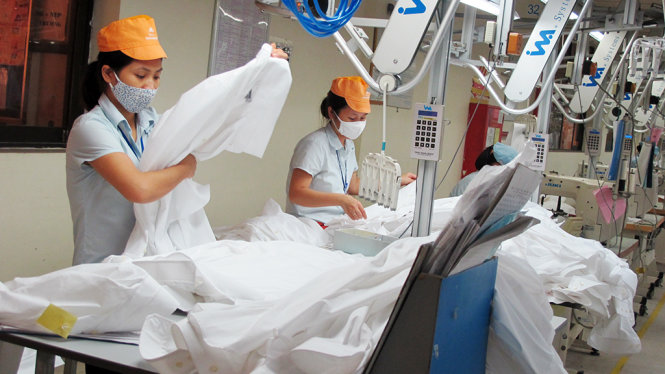 Thông tư của Bộ Công thương bị nhiều DN kêu gây khó khăn, tốn kém. Trong ảnh: sản xuất dệt may tại một DN tại Hà Nội - Ảnh: C.V.K